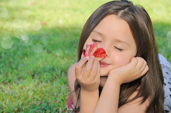 Schöne kleine Mädchen — Stockfoto