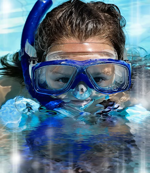 Menina na piscina — Fotografia de Stock