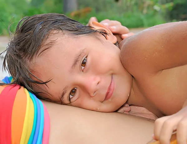 Criança na piscina — Fotografia de Stock