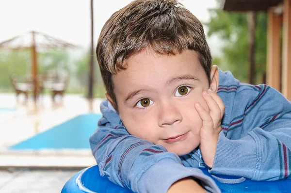 Niño pequeño en el parque — Foto de Stock