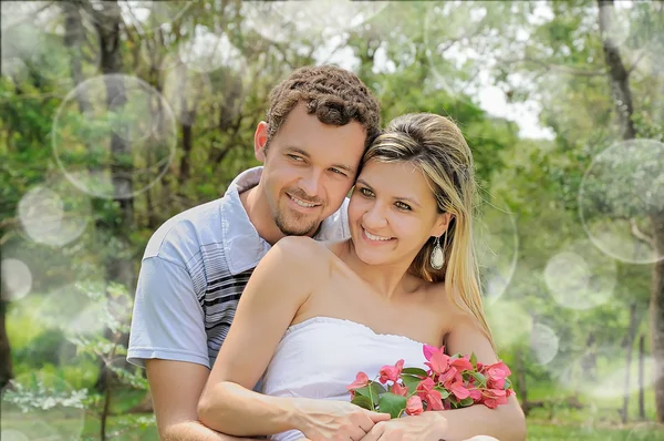 Couple hugging each other in park — Stock Photo, Image