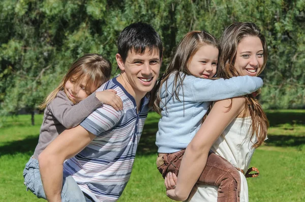 Glückliche Familie — Stockfoto