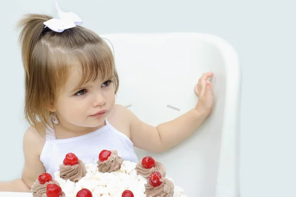 Porträt eines kleinen Mädchens mit Kuchen Stockfoto