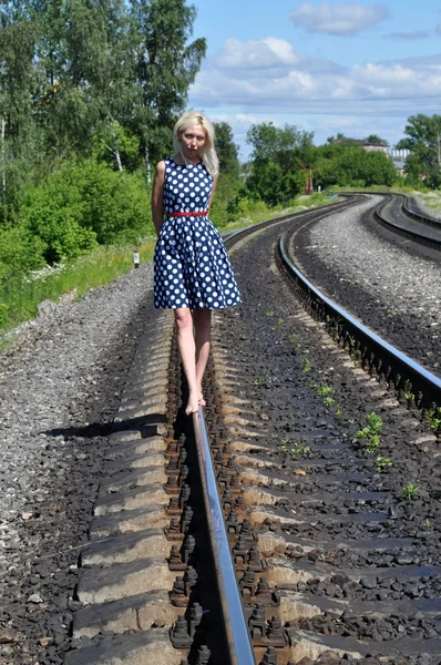 Frau auf der Schiene — Stockfoto