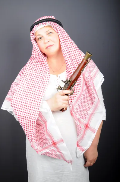 Vrouw in de hi jab met pistool — Stockfoto