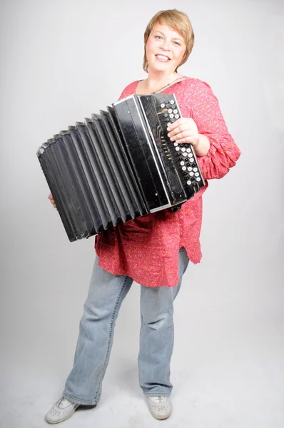 Kobieta grać w akordeon — Zdjęcie stockowe