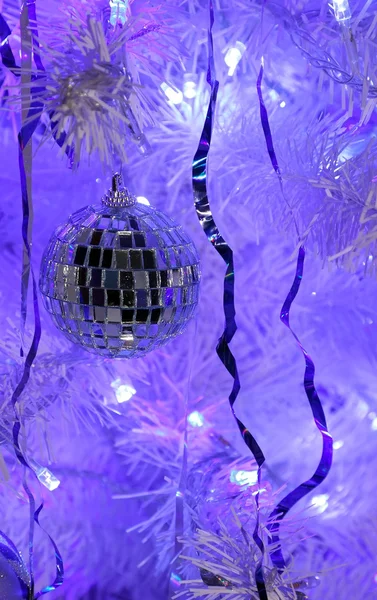 Bella palla specchio su un albero di Natale — Foto Stock