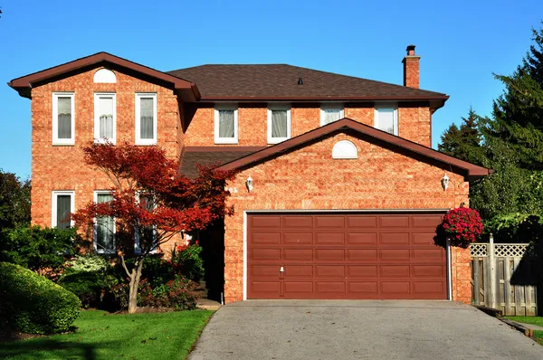 Huis in herfstdag — Stockfoto