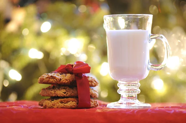 Copa de leche con galletas para Santa —  Fotos de Stock