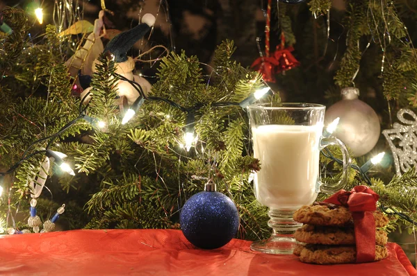 Copo de leite com biscoitos na árvore de Natal — Fotografia de Stock