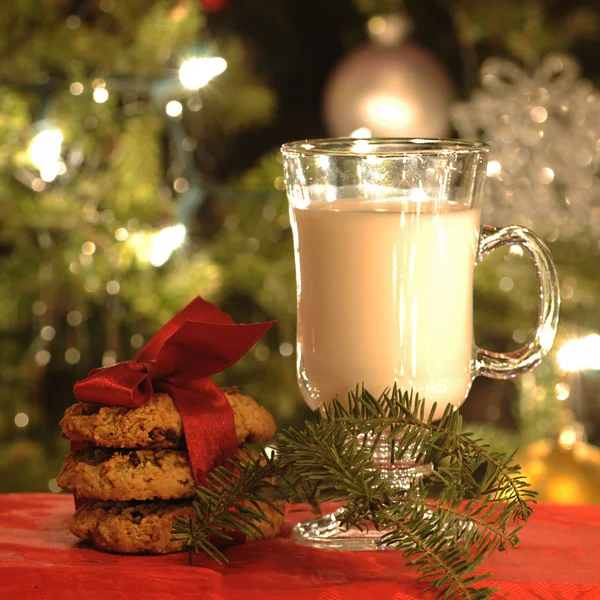 Leche con galletas envueltas para Santa Claus —  Fotos de Stock