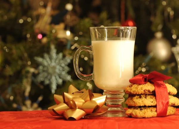 Copa de leche con galletas envueltas por la proa —  Fotos de Stock