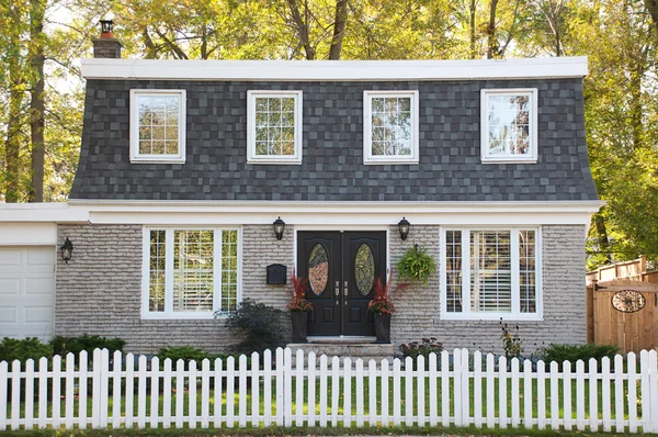 Huis in herfstdag — Stockfoto