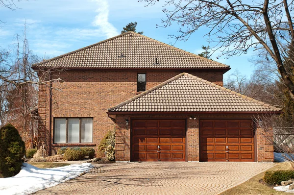 Huis in zonnige dag — Stockfoto