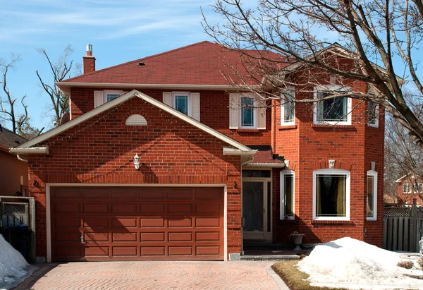 Huis in zonnige dag — Stockfoto