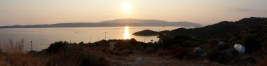 panoramik deniz ve dağ.