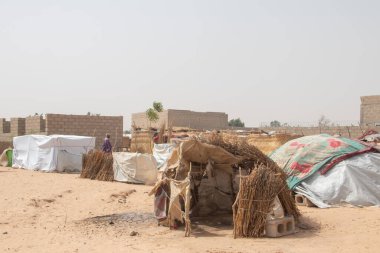 Muhalefet grupları ile hükümet arasındaki silahlı çatışmalardan korunan mülteci kampı (IDP - yerlerinden edilmiş kişiler). Çok kötü yaşam koşulları, susuzluk, hijyen, barınma ve yiyecek eksikliği.