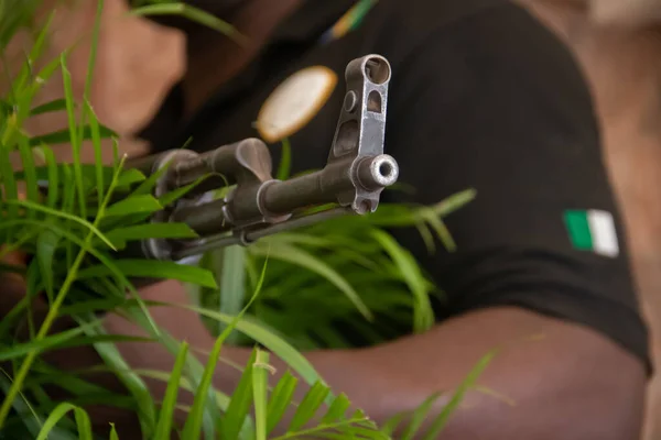Member Nigeria Special Forces Holding Kalashnikov Aka Ak47 Resting Military — Foto de Stock