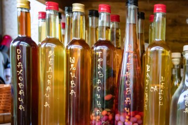 Aromatik ev yapımı ve çok sağlıklı konyak (Sırp Rakija) şişenin içinde farklı otlar, mükemmel dekoratif hediye