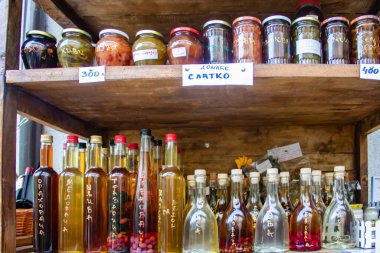 Sırbistan 'da üretilen otlar ve son derece sağlıklı organik fındıklardan oluşan, kavanozda paketlenmiş, mükemmel dekoratif bir hediye.