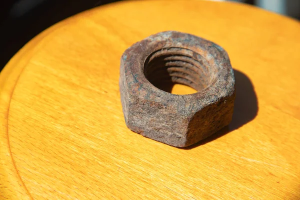 Tuerca Hembra Vieja Oxidada Tornillo Metálico Aislada Superficie Madera —  Fotos de Stock