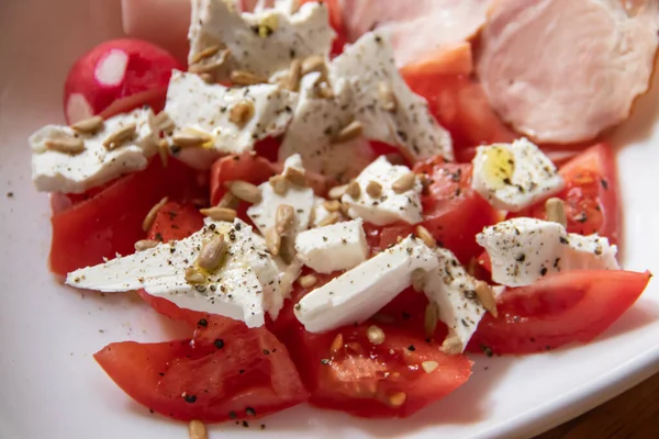 Summer Fresh Organic Salad Tomato Onion Feta Cheese Different Plant — Zdjęcie stockowe