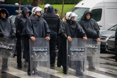 Belgradlı gururlu 2022 şehir merkezinde ağır polis eskortuyla etkinlik düzenliyor. LGBTİ + topluluğunun renkli şemsiyeleri ve sembolleri 