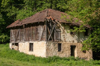 Terk edilmiş köyün sonunda, köy tarafında boş bir ev vardı.