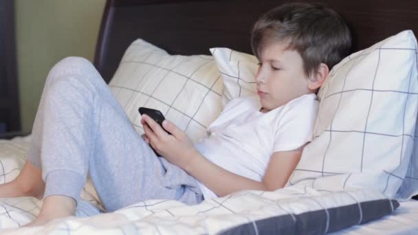 Sød barn dreng har samtale ved videoopkald – Stock-video