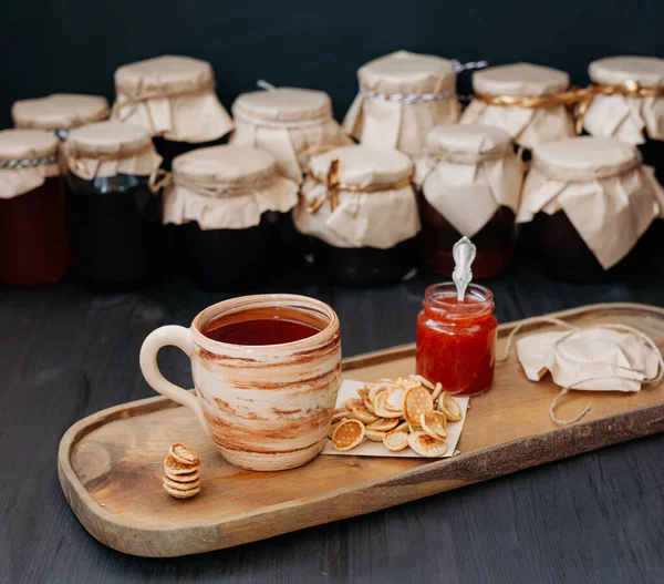 Thé et bocal avec confiture sur un plateau en bois — Photo