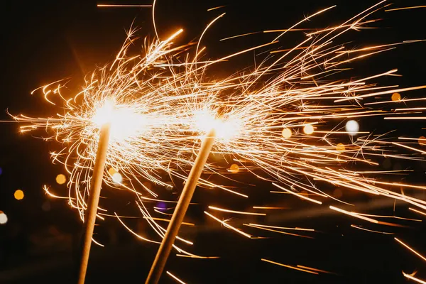 Brilhante brilhante sparkler no fundo borrado bokeh — Fotografia de Stock