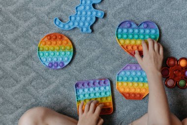 Yukarıdan çocuklara bak Pop It oyuncaklarıyla oynuyor