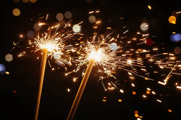 Brilhante brilhante sparkler no fundo borrado bokeh — Fotografia de Stock