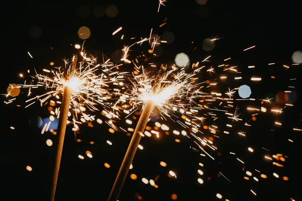 Brilhante brilhante sparkler no fundo borrado bokeh — Fotografia de Stock