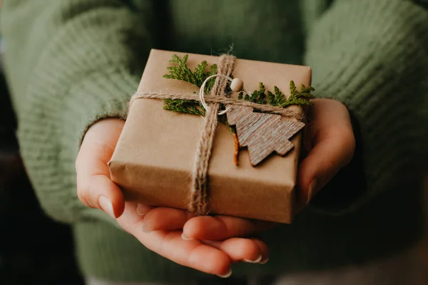Weibliche Hände halten schöne Geschenkverpackung. Nahaufnahme — Stockfoto