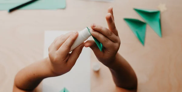 Anak membuat kartu Natal dari kertas. Langkah 5 — Stok Foto