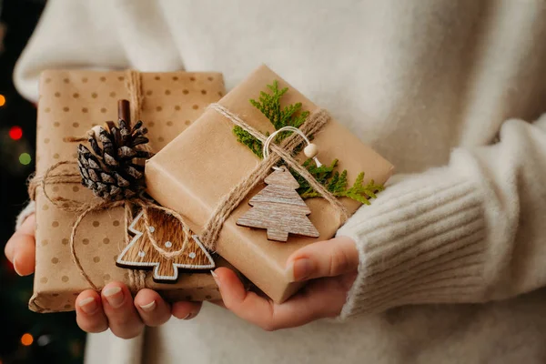 Dos pequeñas cajas de regalo en manos femeninas. De cerca. —  Fotos de Stock