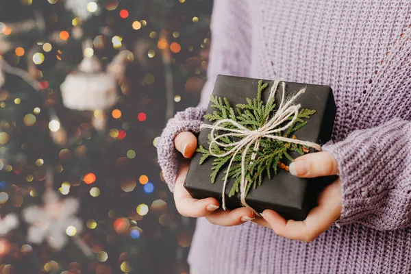 Des mains féminines tenant une boîte cadeau. Noël et Nouvel An concept de vacances. — Photo