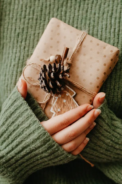 Tangan wanita memegang kotak hadiah yang bagus, tutup — Stok Foto