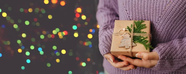 Weibliche Hände halten Geschenkbox. Weihnachts- und Neujahrsferien Konzept. Banner — Stockfoto