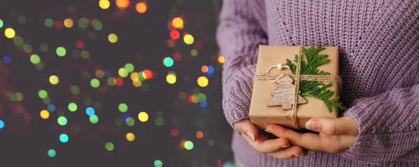 Des mains féminines tenant une boîte cadeau. Noël et Nouvel An concept de vacances. Bannière — Photo