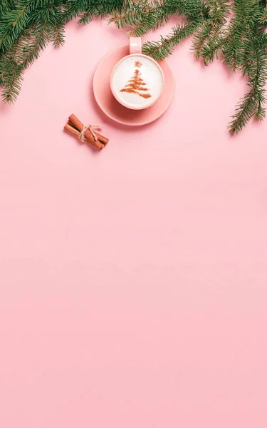 Vista superior de la taza de café con leche con el arte en forma de árbol de Navidad — Foto de Stock