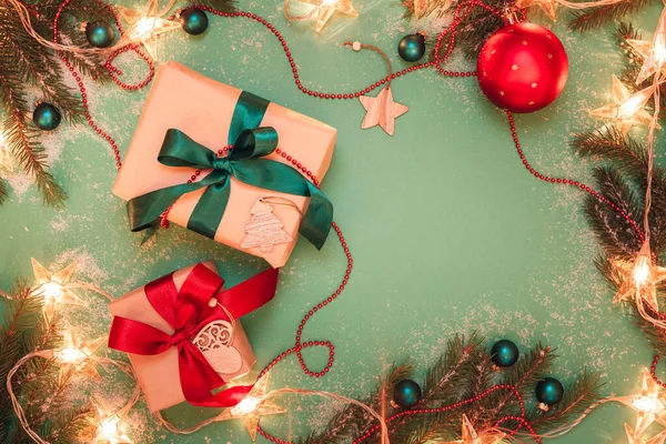Різдвяні подарункові коробки на зеленому фоні з прикрасами — стокове фото