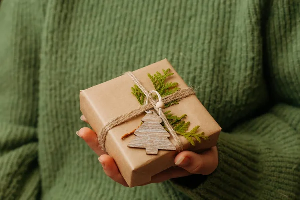 Cadeau de Noël confortable dans la main des femmes, gros plan — Photo