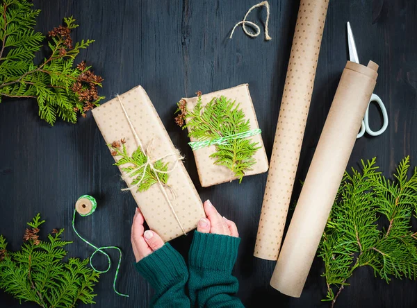 Emballage des boîtes cadeaux de Noël dans du papier artisanal — Photo