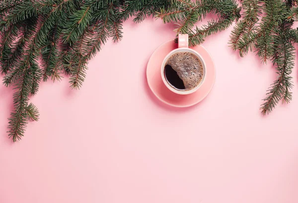 Tampilan puncak cangkir kopi pada latar belakang merah muda Stok Gambar Bebas Royalti