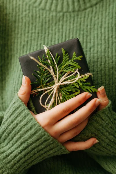 Уютный рождественский подарок в женской руке, закрыть — стоковое фото