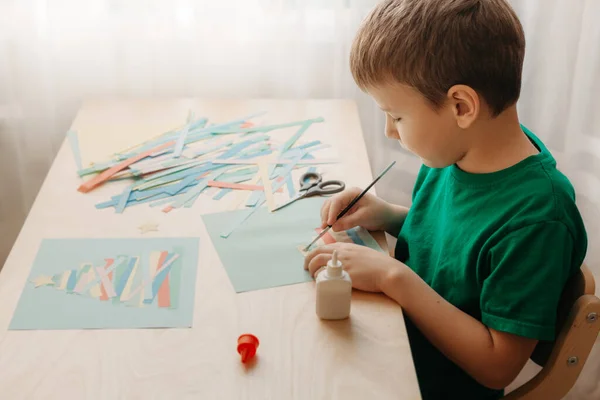 Anak kecil membuat kartu Natal duduk di meja — Stok Foto