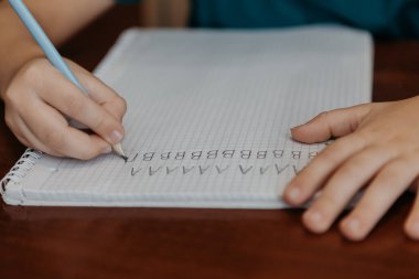 Not defterine mektup yazan çocuğu kapat