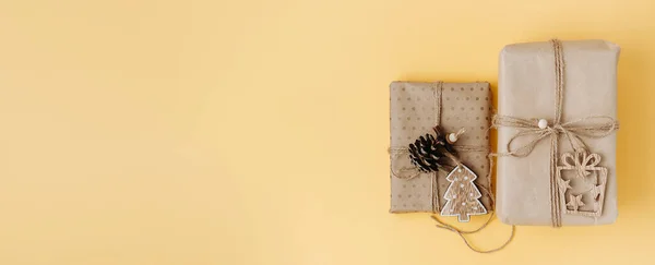 Caixas de presente embrulhadas em papel artesanal com decoração ecológica — Fotografia de Stock